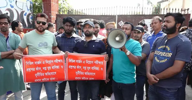 কুষ্টিয়ার সিভিল সার্জন অফিসের সামনে বিক্ষুব্ধ ছাত্র জনতা